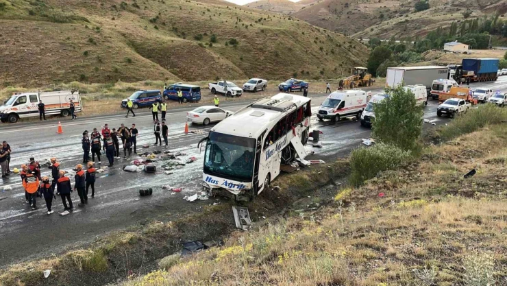 Yolcu otobüsü dağ yamacına çarptı