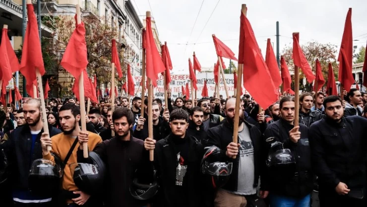 Yunanistan'da 17 Kasım Öğrenci Direnişi'nin 49. yıl dönümünde yüzlerce kişi ABD Büyükelçiliğine yürüdü
