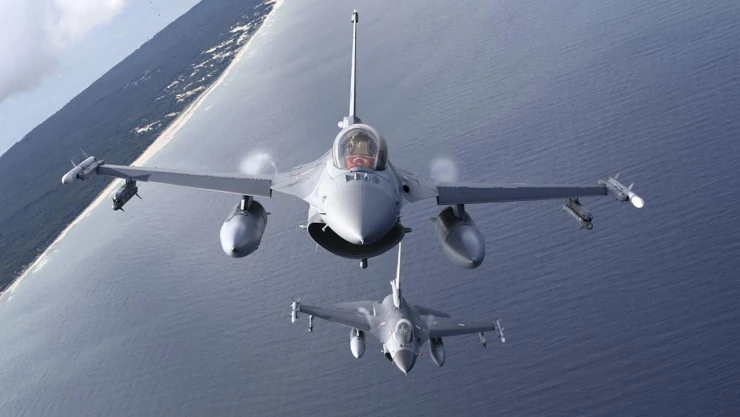 Yunanistan'da F-16 savaş uçağı denize düştü