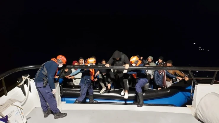 Yunanistan'ın ittiği 33 düzensiz göçmen kurtarıldı