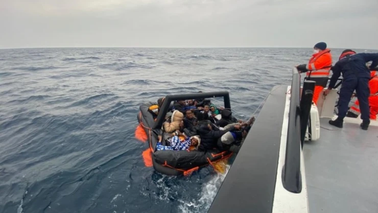 Yunanistan'ın ölüme ittiği 24 göçmen kurtarıldı