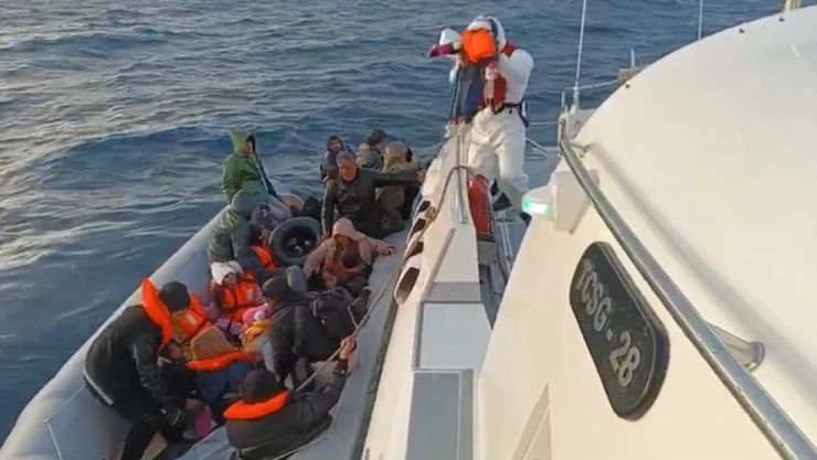 Yunanistan tarafından denize bırakılan göçmenler sahil güvenlik ekipleri tarafından kurtarıldı