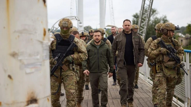 Zelenskiy'den Rusya'nın çekildiği İzyum'a ziyaret