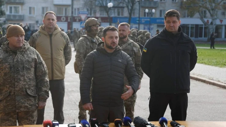 Zelenskiy, Rus birliklerinin çekildiği Herson'u ziyaret etti