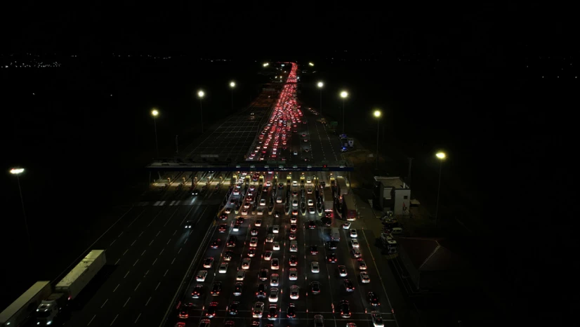 Bayram tatili seferi başladı: Otoyol noktasında trafik durdu