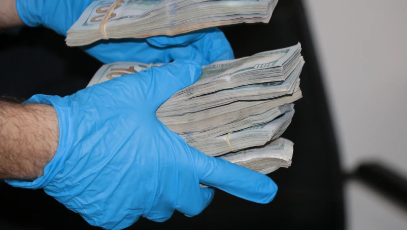 Din görevlileri 57 bin dolar buldu, polise teslim etti