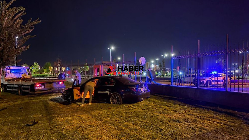 Kaldırıma çarpıp Millet Bahçesi'ne uçtu