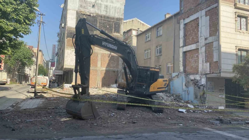 Küçükçekmece'de yıkılan binanın bulunduğu cadde trafiğe açıldı