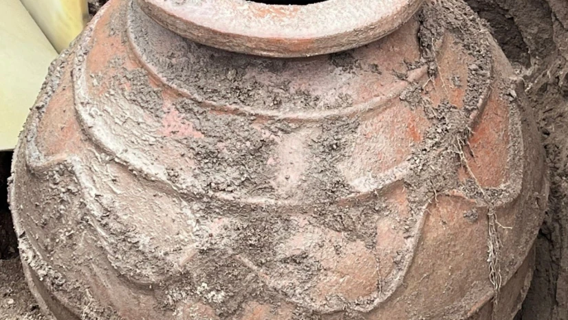 Tarla sürerken tarihi küp buldu