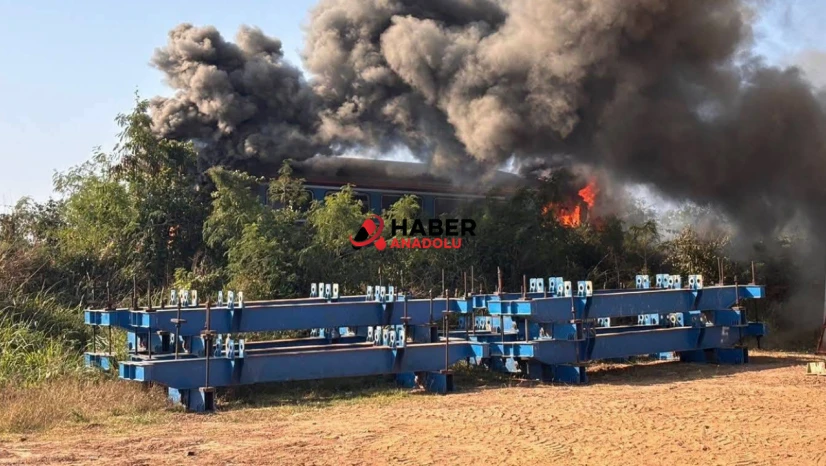 Tayland'da yolcu treninin üzerine vinç devrildi