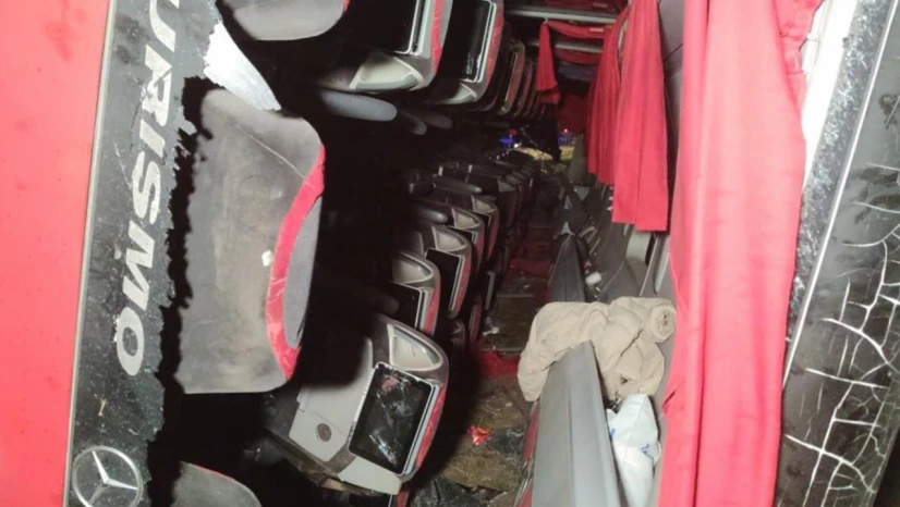 Van'da yolcu otobüsü devrildi: İlk belirlemelere göre 28 yaralı