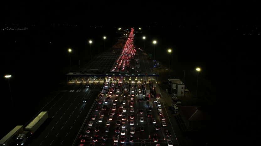 Bayram tatili seferi başladı: Otoyol noktasında trafik durdu