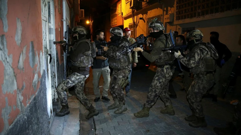 Bombalı eylem hazırlığında bulunan DEAŞ üyelerine yönelik düzenlenen operasyonda 10 şüpheli yakalandı.