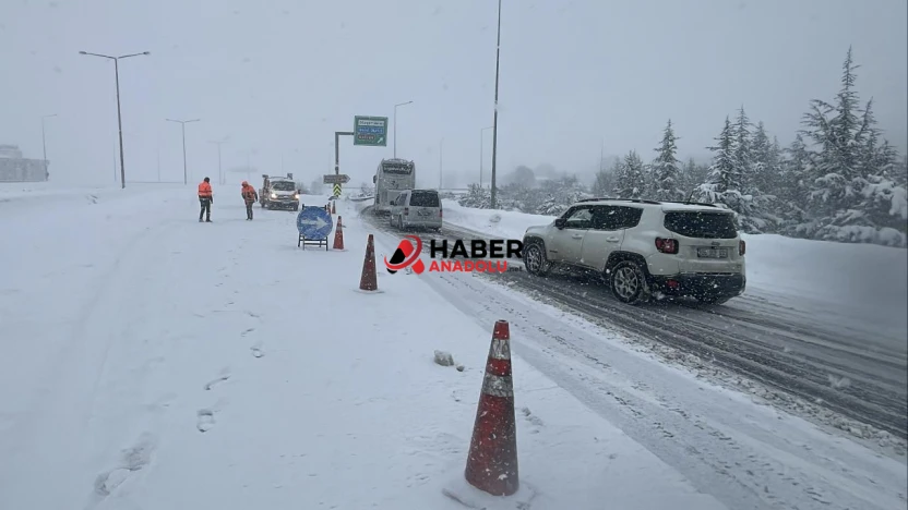 Erciyes Kayak Merkezi yolu yoğun kar yağışı nedeniyle trafiğe kapatıldı