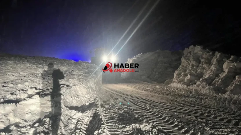 Erzincan-Sivas kara yolu çığ düşmesi sonucu ulaşıma kapandı