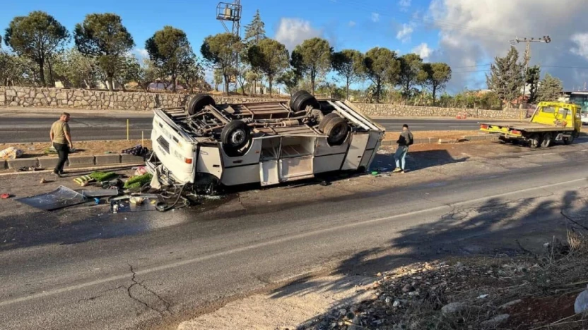 İşçilerini taşıyan servis midibüsü ters döndü: 25 yaralı