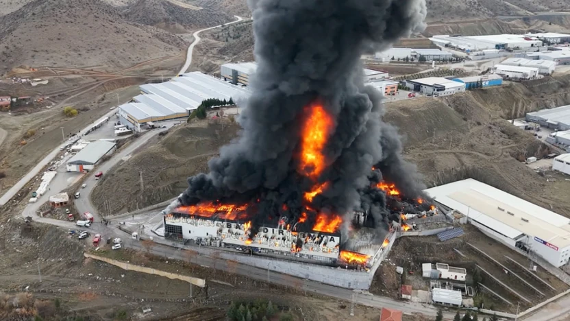 Kırıkkale'de Madeni Yağ Fabrikasında Yangın: İşçiler Tahliye Edildi