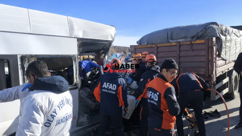 Öğrenci servisi tıra arkadan çarptı