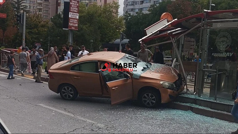 Otomobil tramvay durağına girdi: 1 yaralı