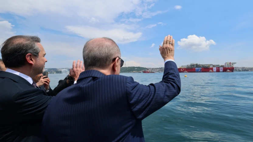 Türkiye'nin ilk yüzer doğalgaz üretim platformu Osman Gazi Karadeniz'e uğurlandı