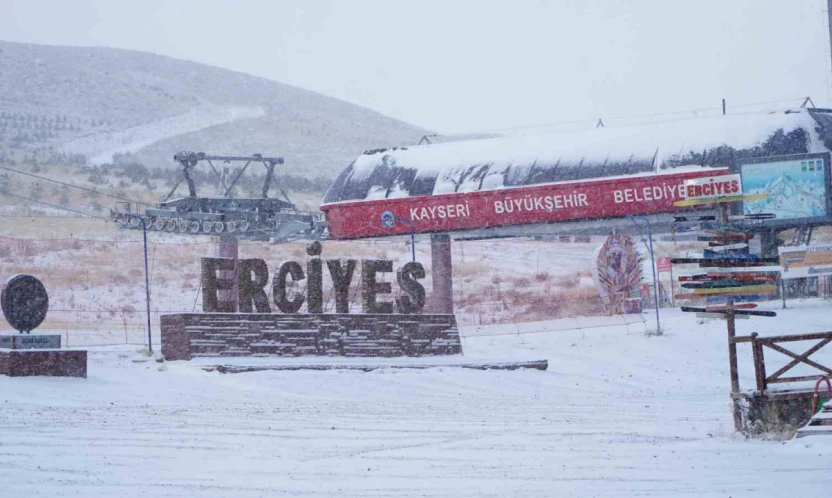 Erciyes Kayak Merkezi Beyaza Büründü, Sezon Açılıyor