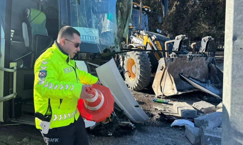 Nevşehir'de Midibüs ile Otomobil Çarpıştı